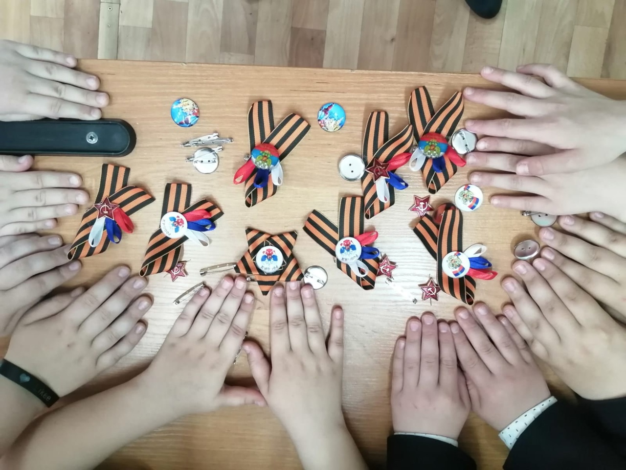 Учащиеся изготовили медали «С Днём Победы!».