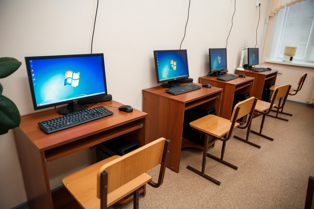 Персональные компьютеры для школы. Компьютерный класс. Компьютерные классы в школах. Оборудование для компьютерного класса. Компьютер в школе.